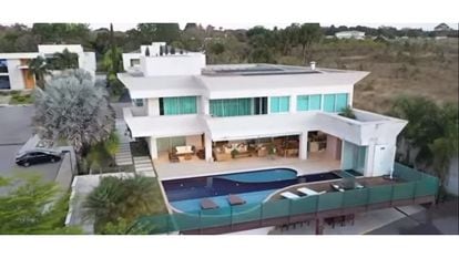 Imagens divulgadas pela imobiliária Bordalo mostram a mansão comprada por Flávio Bolsonaro pelo valor de 6 milhões, em Brasília.