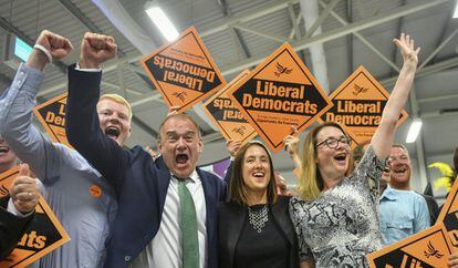 A candidata liberal-democrata Jane Dodd, no centro, comemora sua vitória no distrito eleitoral galês de Brecon & Radnorshire, nesta quinta-feira.