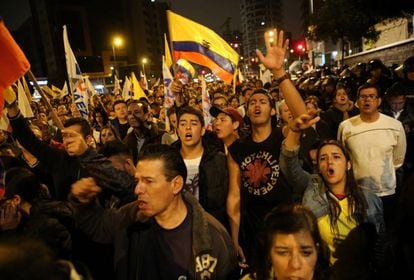 Simpatizantes da oposição protestam em Quito.
