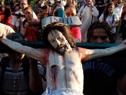 Fiéis participam da peregrinação e banho de Cristo, no México.