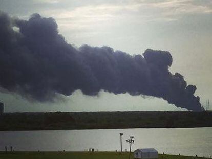 O incidente do Falcon 9 deixou uma cortina de fumaça no céu. Não há nenhum ferido, segundo a companhia