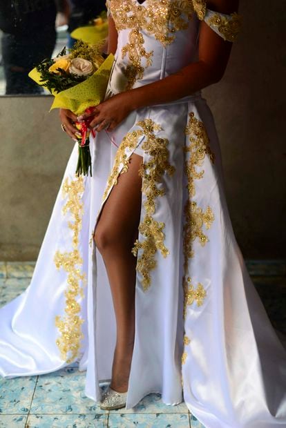 Valentina posa com seu vestido antes do simulacro de cerimônia de casamento no vilarejo de El Carreto, a leste da capital salvadorenha.