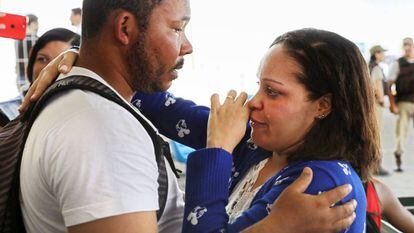 Sobrevivente do naufrágio em Salvador chora no terminal marítimo