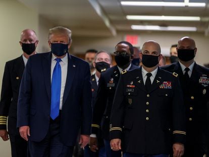 Trump aparece em público de máscara pela primeira vez, durante uma visita a um hospital, em 11 de julho.