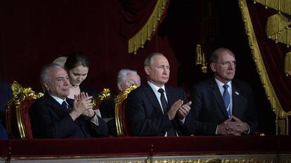 Temer e Putin, nesta segunda-feira no Teatro Bolshoi de Moscou.