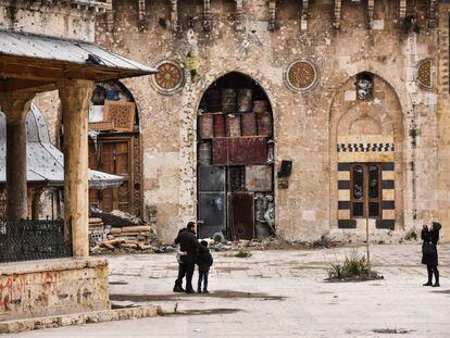 Hamid Kenefati, morador de Aleppo, tira uma foto junto à família na Mesquita de Omeya, depois do fim dos combates.