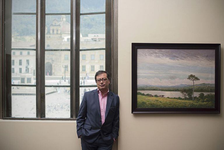 Gustavo Petro, prefeito de Bogotá que está deixando o cargo, em seu gabinete na Prefeitura.