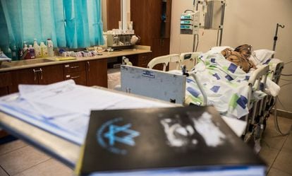 Um ferido sírio, no hospital de Nahariya, no litoral israelense.