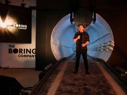 O fundador e executivo-chefe da Tesla, Elon Musk, apresenta à imprensa um protótipo do túnel.