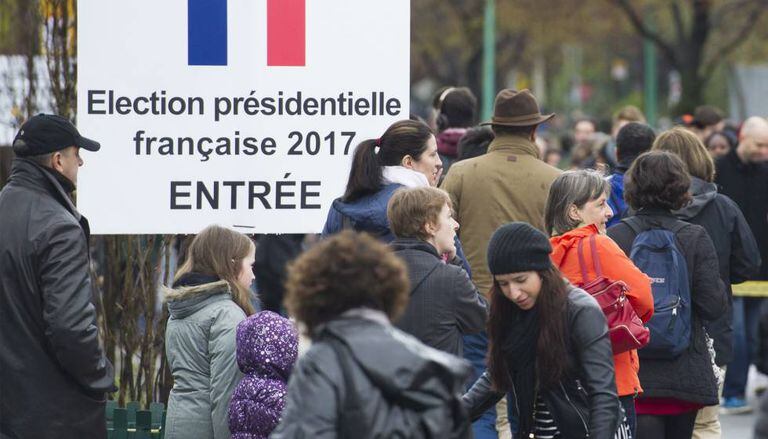 Franceses fazem fila para votar em Montreal, no Canadá.