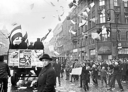 Um carro distribui propaganda do Partido Popular Alemão em Berlim em 1924, durante a República de Weimar.
