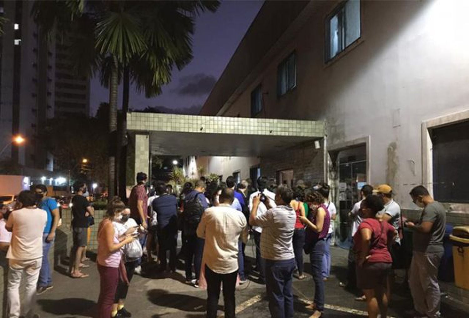 Fundamentalistas religiosos se reuniram para protestar em frente ao hospital onde menina de 10 anos era atendida, no Recife.