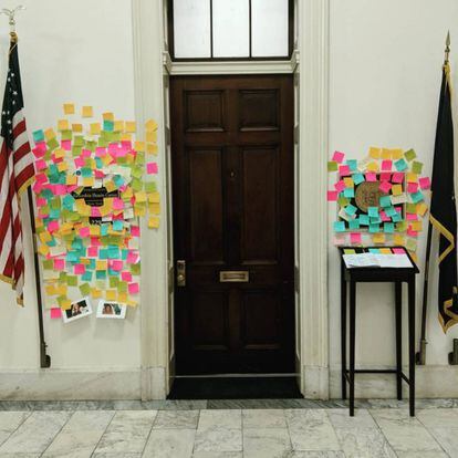 A porta do gabinete da congressista Ocasio-Cortez no Capitólio, em Washington.