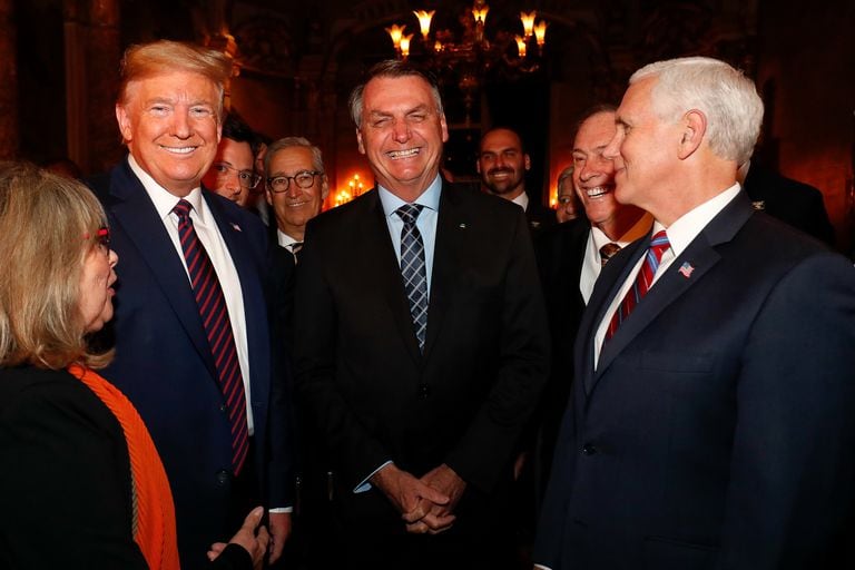 Fábio Wajngarten (de óculos) atrás de Trump. Na imagem registrada pelo fotógrafo do Planalto, estão Jair Bolsonaro, o vice dos EUA, Mike Pence, o deputado Eduardo Bolsonaro e outras autoridades.