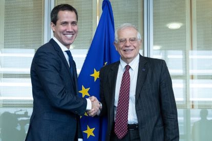 Juan Guaidó, à esquerda, com o Alto Representante da UE, Josep Borrell, em Bruxelas em janeiro.