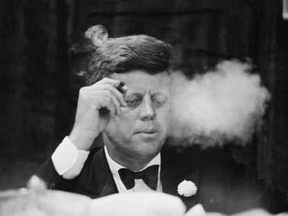 O presidente John F. Kennedy fuma um charuto durante um jantar de arrecadação de fundos do Partido Democrata na Universidade de Boston.
