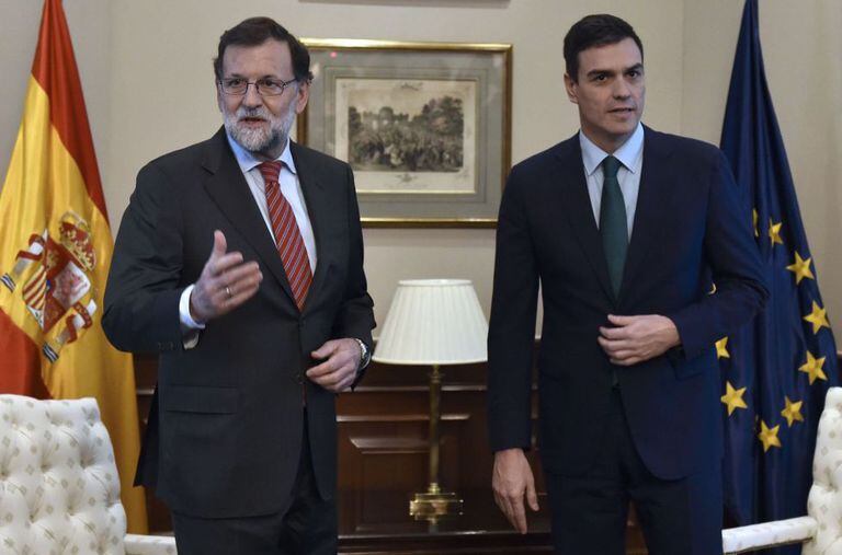 Mariano Rajoy e Pedro Sánchez, antes de seu breve encontro em uma sala do Congresso.