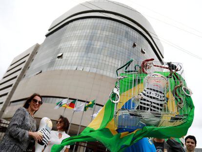 Manifestantes levaram o boneco pixuleco à sede do Tribunal Regional Federal da 4ª região, em Porto Alegre. A Corte analisou nesta segunda-feira o recurso do ex-presidente. 