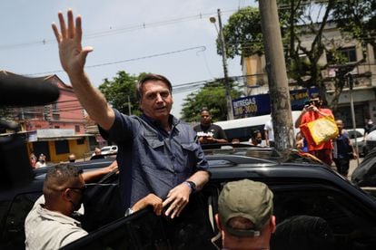 Presidente Bolsonaro deixa local de votação no Rio de Janeiro no domingo: candidatos apoiados por ele não tiveram sucesso na maioria dos casos neste ano.