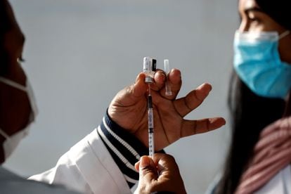 Uma mulher recebe a vacina contra a covid-19 em São Paulo.