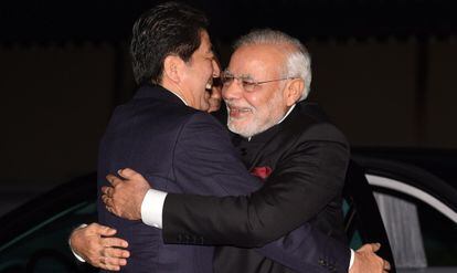 O abraço entre o primeiro-ministro japonês e seu homólogo indiano.