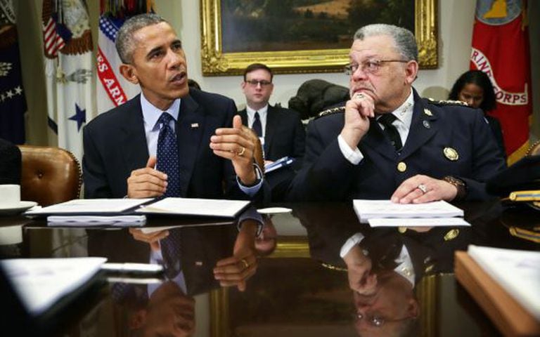 Obama, ao lado do responsável da comissão.