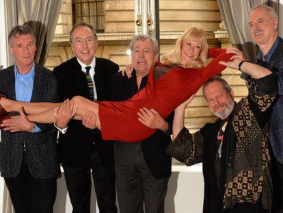 Los miembros de Monty Python posan con la actriz Carol Cleveland.