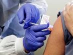 Una persona voluntaria recibe la vacuna experimental de Moderna en Seattle (EE UU), en marzo.