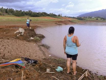 Popula&ccedil;&atilde;o aproveita para pescar &agrave; margem da Represa do Jaguari. 