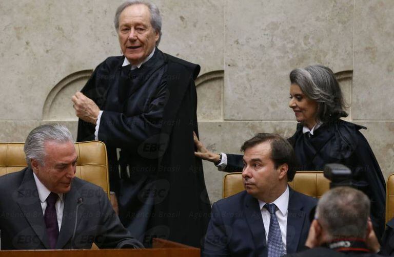 O presidente da República, Michel Temer, e o presidente da Câmara, Rodrigo Maia, prestigiam a posse da ministra Cármen Lúcia como presidenta do STF no lugar de Ricardo Lewandowski, em setembro de 2016.