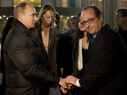 Putin se despede de Hollande após a reunião em Moscou.