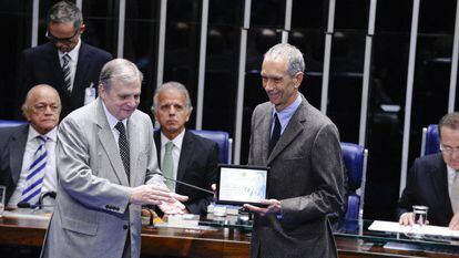 Carlos Alberto da Veiga Sicupira, recebe uma homenagem no Senado