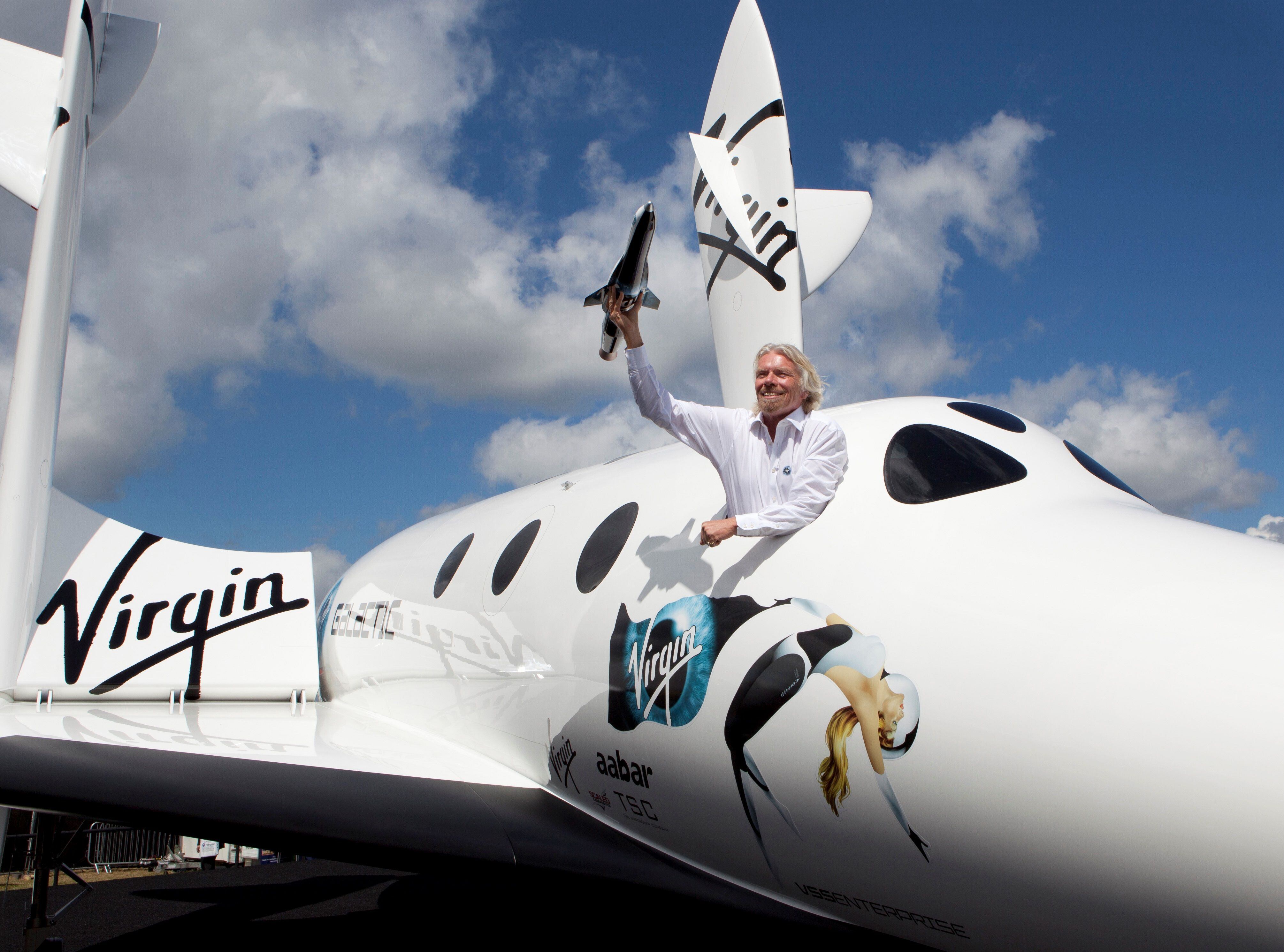 Richard Branson posa para a imprensa numa réplica da SpaceShipTwo, uma das naves das sua empresa Virgin Galactic.