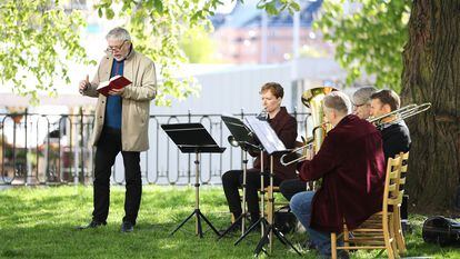 Músicos durante missa do Dia da Ascensão de Cristo nos jardins de uma igreja de Estocolmo.
