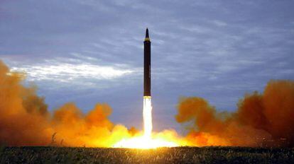 Um míssil norte-coreano Hwasong-12, lançado supostamente em agosto