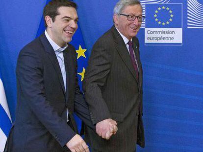 O presidente da Comissão Europeia, Jean-Claude Juncker, leva pela mão o chefe de Governo grego, Alexis Tsipras, na quarta-feira em Bruxelas.