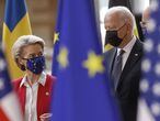 Brussels (Belgium), 15/06/2021.- US president Joe Biden (R) is welcomed by President of the European Commission Ursula von der Leyen (L) ahead to the EU-US summit at the European Council in Brussels, Belgium, 15 June 2021. (Bélgica, Bruselas) EFE/EPA/OLIVIER HOSLET