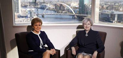 A ministra principal da Escócia, Nicola Sturgeon, e a primeira-ministra britânica, Theresa May, nesta segunda-feira em Glasgow.