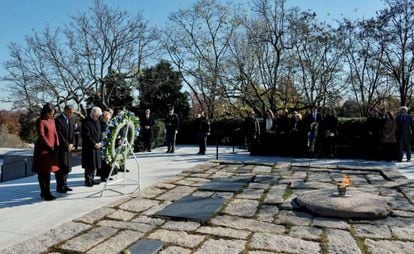 A família de Obama e os Clinton diante do túmulo de John F. Kennedy.