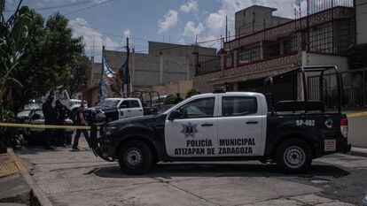 Agentes da polícia municipal vigiam a rua de las Margaritas em Atizapán de Zaragoza.