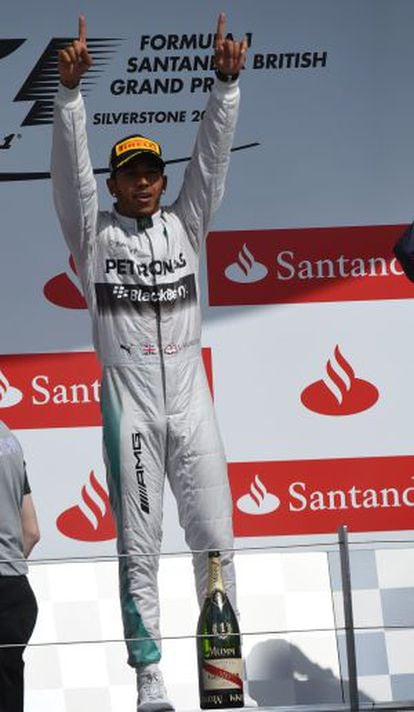 Hamilton celebra a vitória no GP da Grã-Bretanha.
