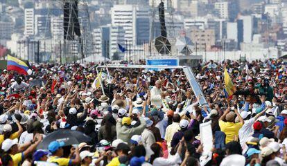 Milhares de peregrinos acenam para o Papa em Quito.