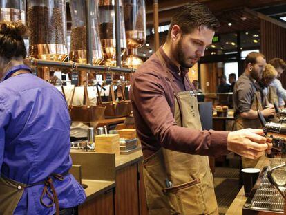 Empregados preparam café no Roastery de Starbucks, em Seattle (EUA)