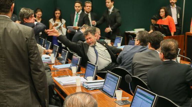 Deputados Wellington Roberto e Zé Geraldo se estapeiam.