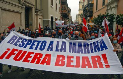 Manifestantes diante da chancelaria exigem a demissão de Béjar por suas declarações sobre a Marinha, nesta terça-feira, em Lima.