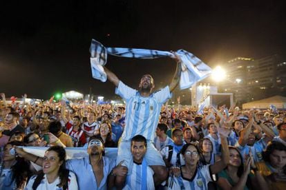 Argentinos celebram em Copacabana a vaga na final.