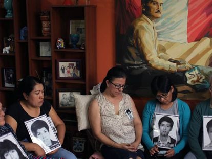 Famílias das vítimas dos esquadrões da morte Grupo Colina, reunidos na terça-feira, em Lima.