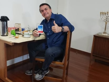 O presidente Jair Bolsonaro exibe uma caixa de remédio ao anunciar em seu perfil no Facebook, no dia 25 de julho de 2020, que havia testado negativo para covid-19 após quase 20 dias de infecção.