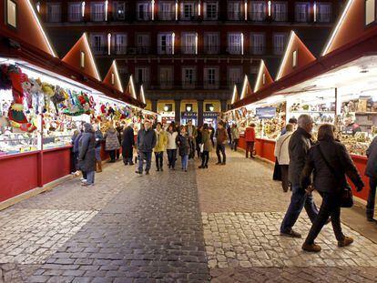 Mercado de Natal na Plaza Mayor, em Madri, livre de trânsito.