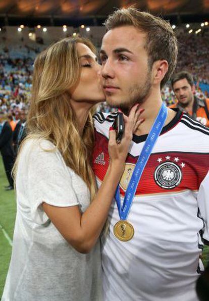 Ann-Kathrin Brömmel beija Götze depois da vitória na Copa do Mundo.